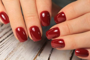 Seksi kırmızı manikür