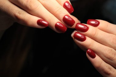 Seksi kırmızı manikür