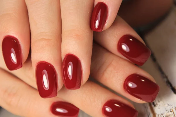 Piękny Czerwony Manicure Modny Tło Zakole — Zdjęcie stockowe