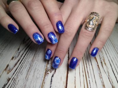 güzel eller üzerinde göz alıcı manikür çivi