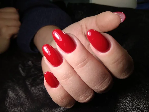 美丽的红色修指甲在时尚的纹理背景 — 图库照片