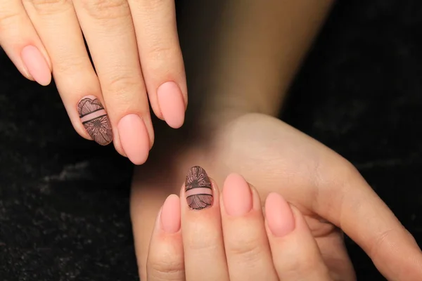 Manucure Ongles Mode Sur Belles Mains Féminines — Photo