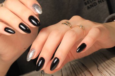 güzel moda manikür uzun çivi bir tasarım ile