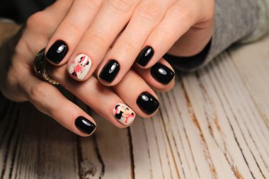 Noel manikür üzerinde güzel bir arka plan üzerinde yapay çivi