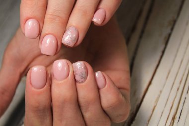 güzel tırnaklar manikür çivi üzerinde şık bir tasarım ile