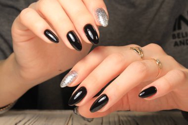 güzel tırnaklar manikür çivi üzerinde şık bir tasarım ile