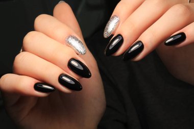 güzel tırnaklar manikür çivi üzerinde şık bir tasarım ile