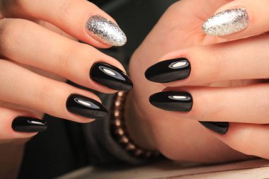 güzel eller üzerinde göz alıcı manikür çivi