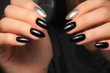 güzel eller üzerinde göz alıcı manikür çivi