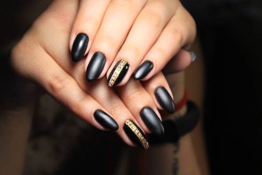 uzun güzel tırnaklar üzerinde şık siyah manikür