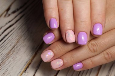 güzel eller üzerinde göz alıcı pembe manikür
