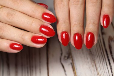 Uzun, güzel tırnaklara manikür tasarımı.