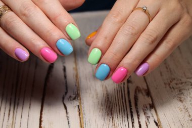 güzel jel cila manikür moda dokulu bir arka plan üzerinde