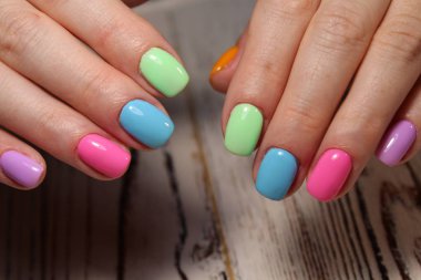 Beyaz dokusal arka plan üzerinde moda manikür çivi