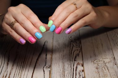 güzel eller üzerinde göz alıcı çok renkli manikür