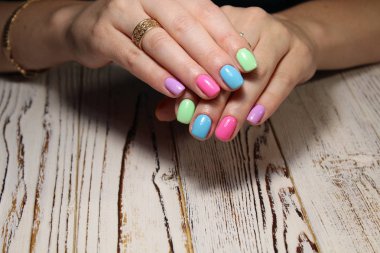 güzel kadın elleri üzerine seksi çok renkli manikür