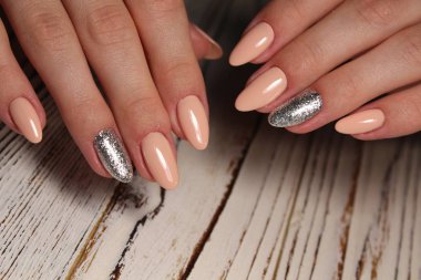 güzel jel cila manikür moda dokulu bir arka plan üzerinde