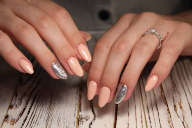 trendy dokulu bir arka plan üzerinde güzel ışık manikür