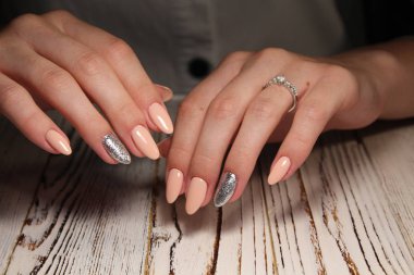 uzun güzel tırnaklar üzerinde şık şeftali manikür