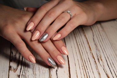 güzel eller üzerinde göz alıcı bej manikür