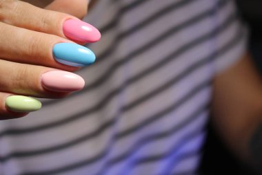 güzel jel cila manikür moda dokulu bir arka plan üzerinde