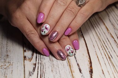 güzel elleri üzerinde bir tasarımı ile şık pembe manikür