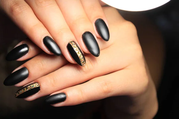 Manicura Moda Negra Sobre Las Uñas Largas Hermosas — Foto de Stock