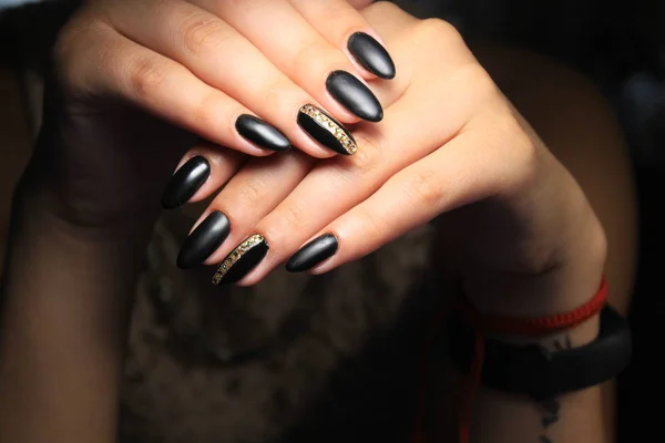 Uñas Largas Negras Con Diseño Brillante Plateado —  Fotos de Stock