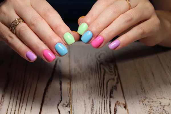 Modny Manicure Wielobarwny Białe Tło Zakole — Zdjęcie stockowe