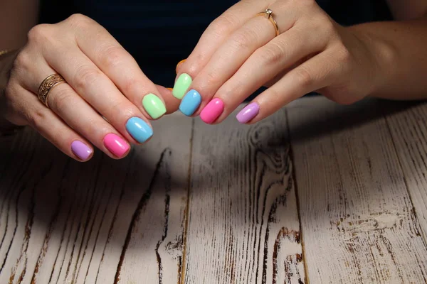 Manicura Multicolor Glamorosa Hermosas Manos Femeninas — Foto de Stock