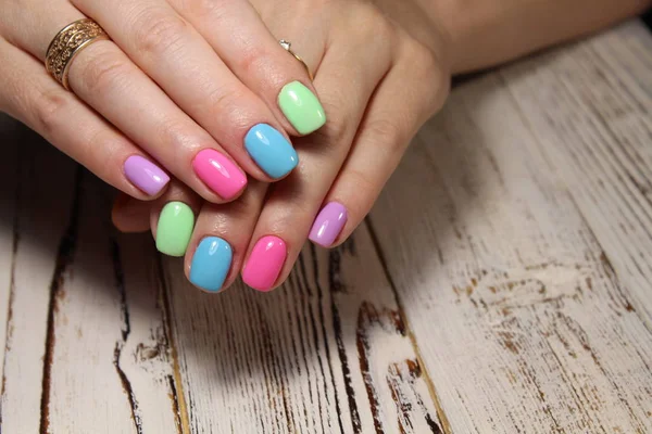 Sexy Wielobarwny Manicure Piękne Kobiece Dłonie — Zdjęcie stockowe