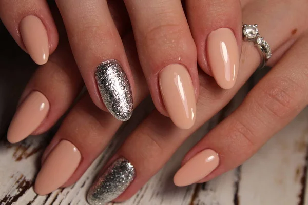 Glamoureuze Beige Manicure Mooie Vrouwelijke Handen — Stockfoto