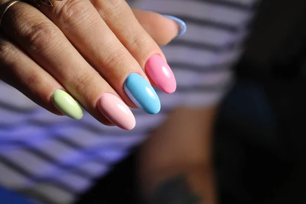 Manucure Glamour Des Ongles Sur Belles Mains Féminines — Photo