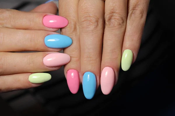 Sexy Veelkleurige Manicure Mooie Vrouwelijke Handen — Stockfoto