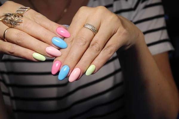 Efektowne Wielobarwny Manicure Piękne Kobiece Dłonie — Zdjęcie stockowe