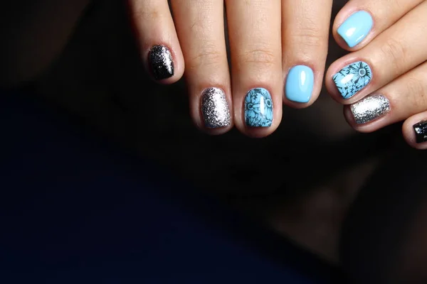 Manicure Azul Moda Com Desenho Belos Pregos — Fotografia de Stock