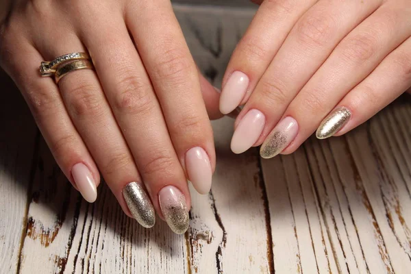 Modieuze Beige Manicure Een Wit Gestructureerde Achtergrond — Stockfoto