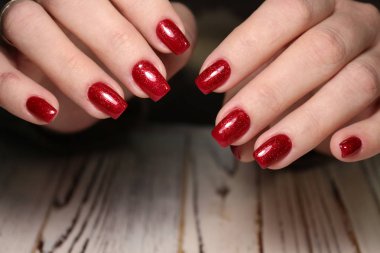 Güzel bir dokusal arka planda moda manikür tasarımı.