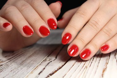 seksi kırmızı manikür uzun dokusu üzerinde çivi