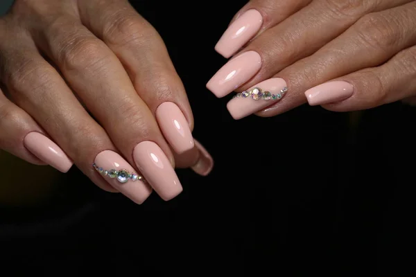 Manicure Met Lange Nagels Achtergrond Van Een Trendy Textuur — Stockfoto