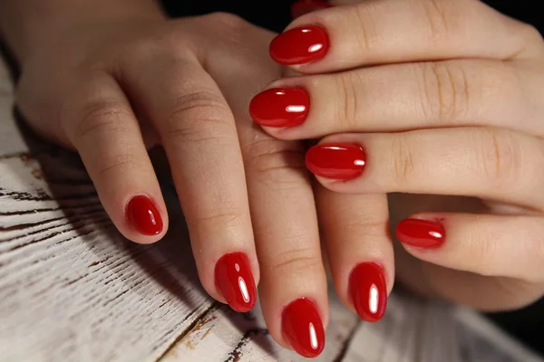 Manicure Vermelho Moda Mãos Femininas Pregos Longos — Fotografia de Stock