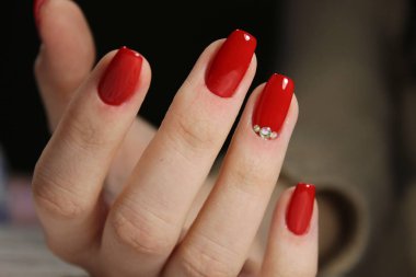 arka plan güzel doku üzerinde şık kırmızı manikür