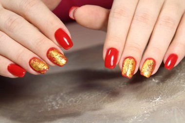 uzun güzel tırnaklar üzerinde şık kırmızı manikür