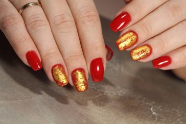 uzun güzel tırnaklar üzerinde şık kırmızı manikür