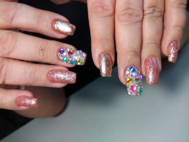 şık uzun rhinestones ile parlak manikür çivi