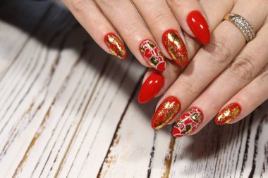 kalp bir güzel dokusal arka plan üzerinde çivi boyalı