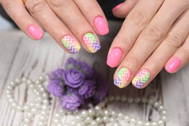 çok renkli desen tasarımı ile şık Pembe çivi