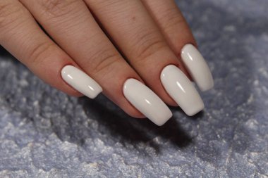 modaya uygun doku arka plan üzerinde güzel uzun tırnaklar