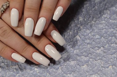 şık beyaz manikür çivi güzel dokusal arka plan üzerinde