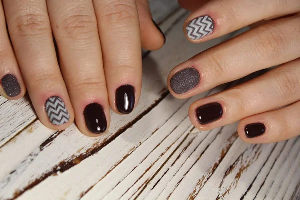 Stylowe Manicure Brązowy Tle Pięknej — Zdjęcie stockowe